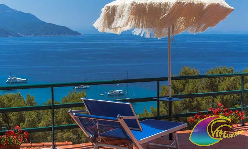 La piscina Hotel Paradiso con vista panoramica sulla baia del  Viticcio Enfola