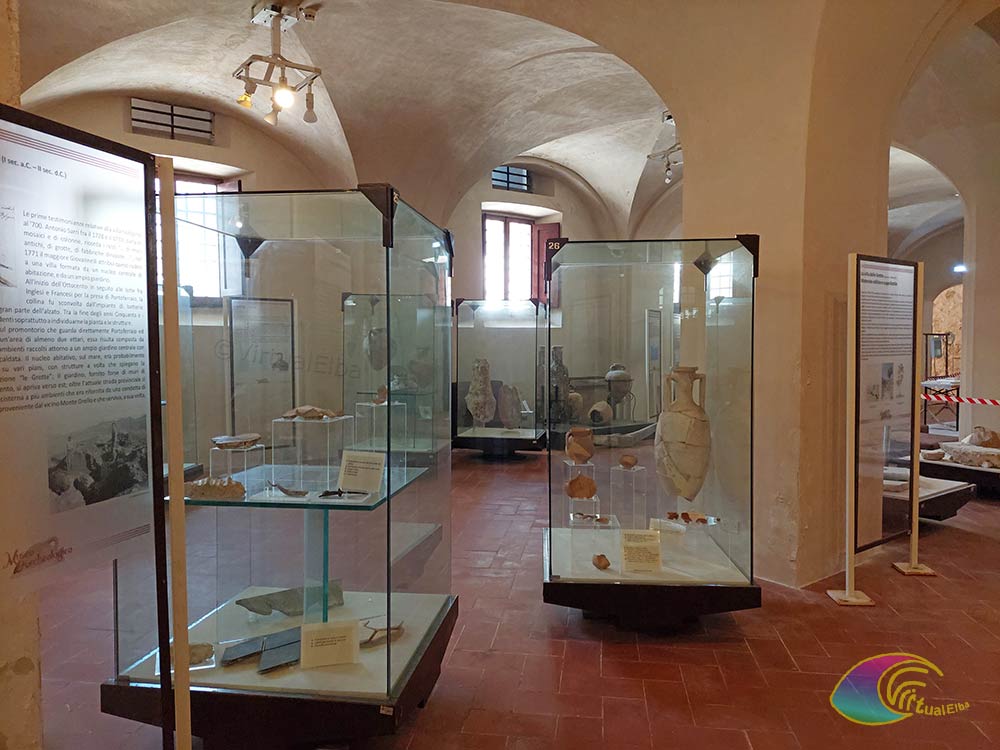Vitrinen im Museum Linguella Portoferraio