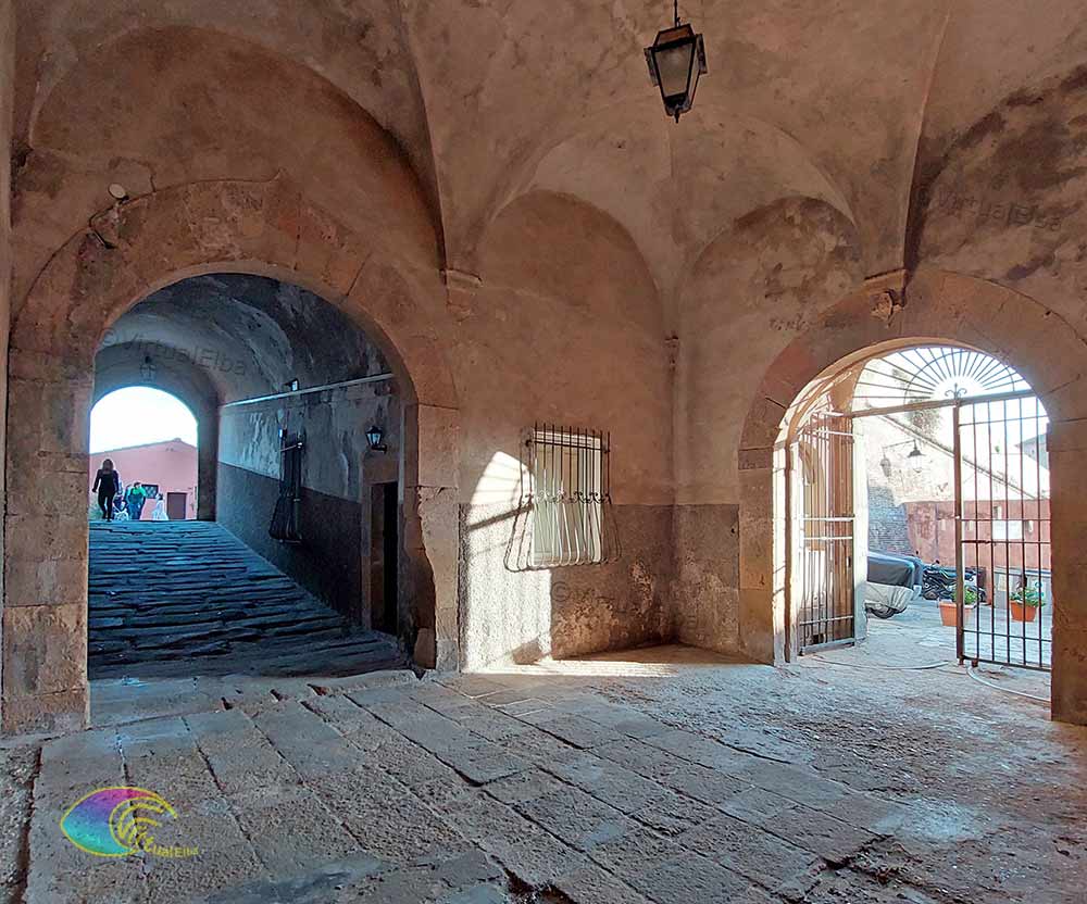Tür und Zugangspassage Festung Stella Portoferraio