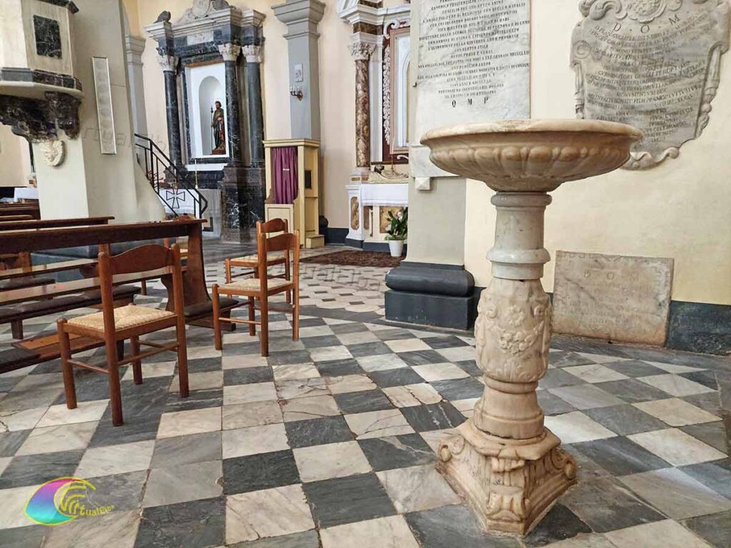 Acquasantira in marmo Chiesa San Giacomo e Quirico
